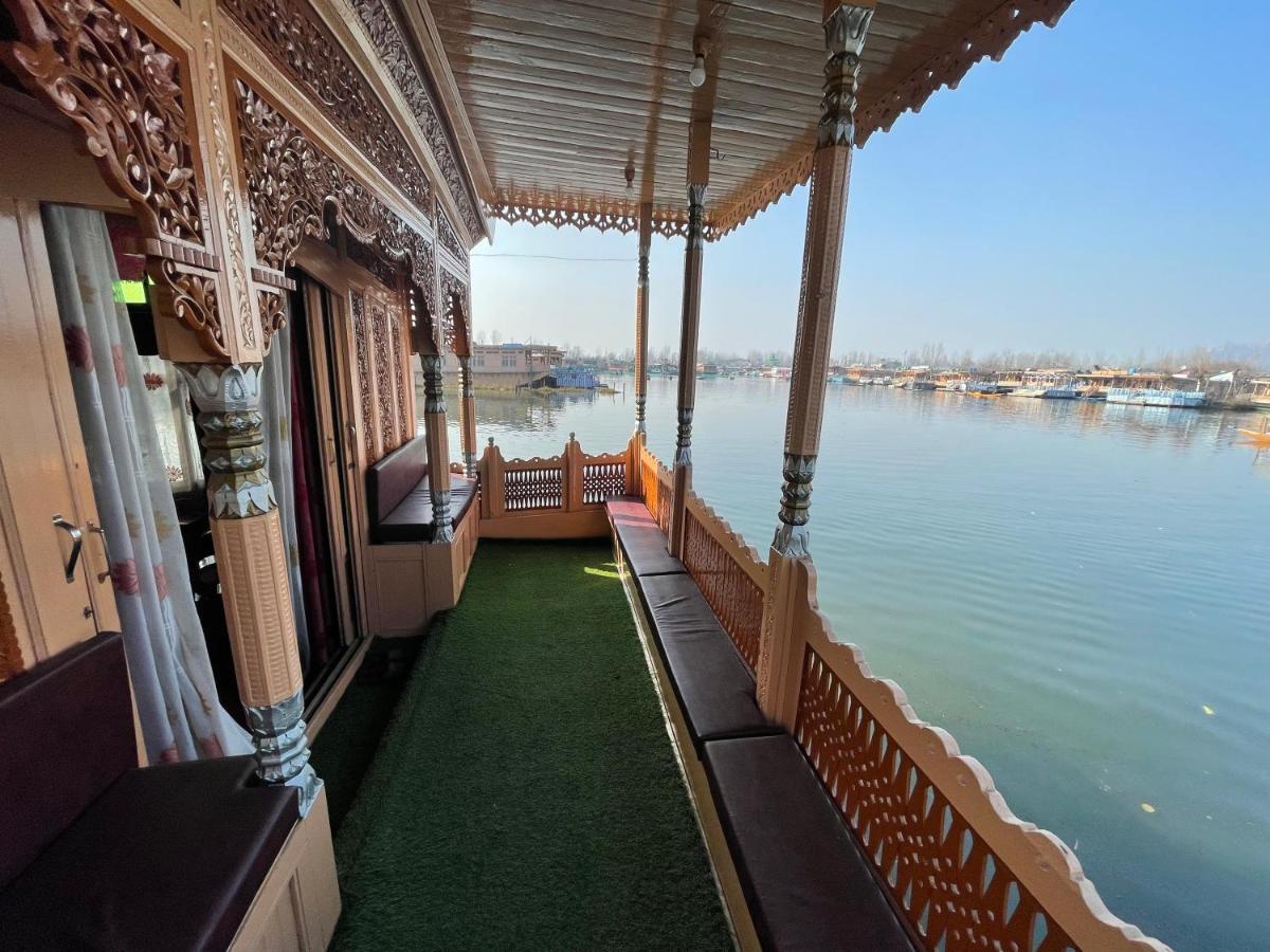 Floating Young Gulshan Houseboat Srīnagar Екстериор снимка