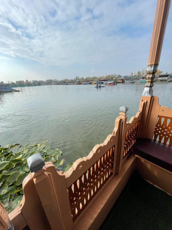 Floating Young Gulshan Houseboat Srīnagar Екстериор снимка