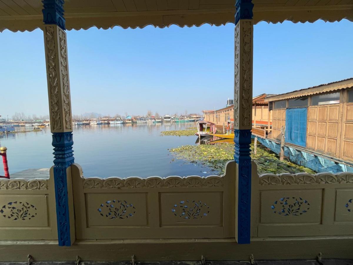 Floating Young Gulshan Houseboat Srīnagar Екстериор снимка