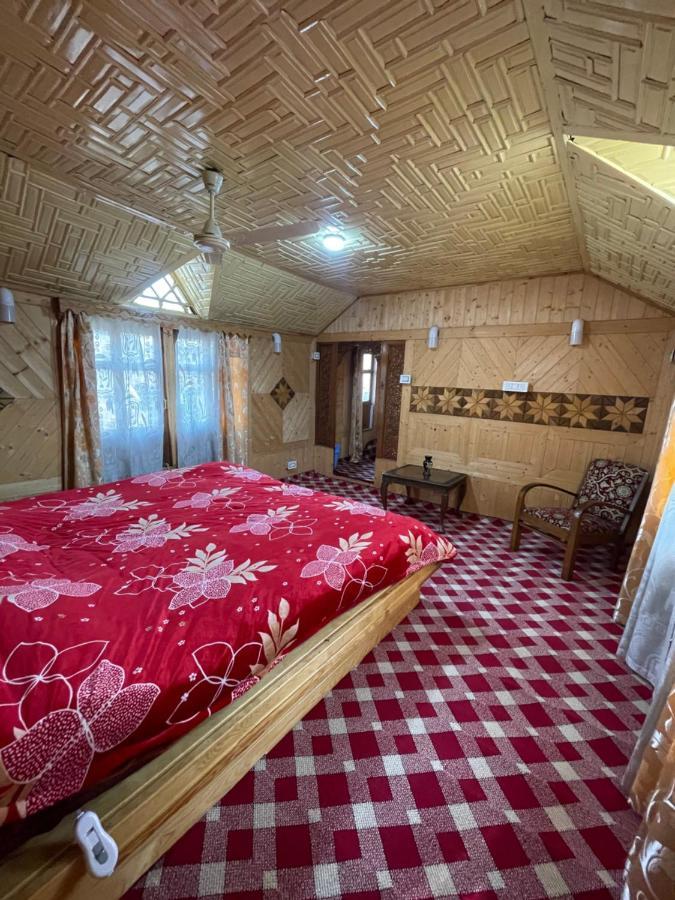 Floating Young Gulshan Houseboat Srīnagar Екстериор снимка