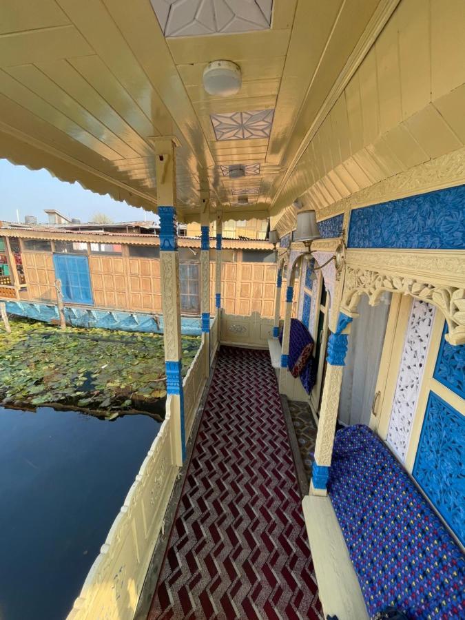 Floating Young Gulshan Houseboat Srīnagar Екстериор снимка