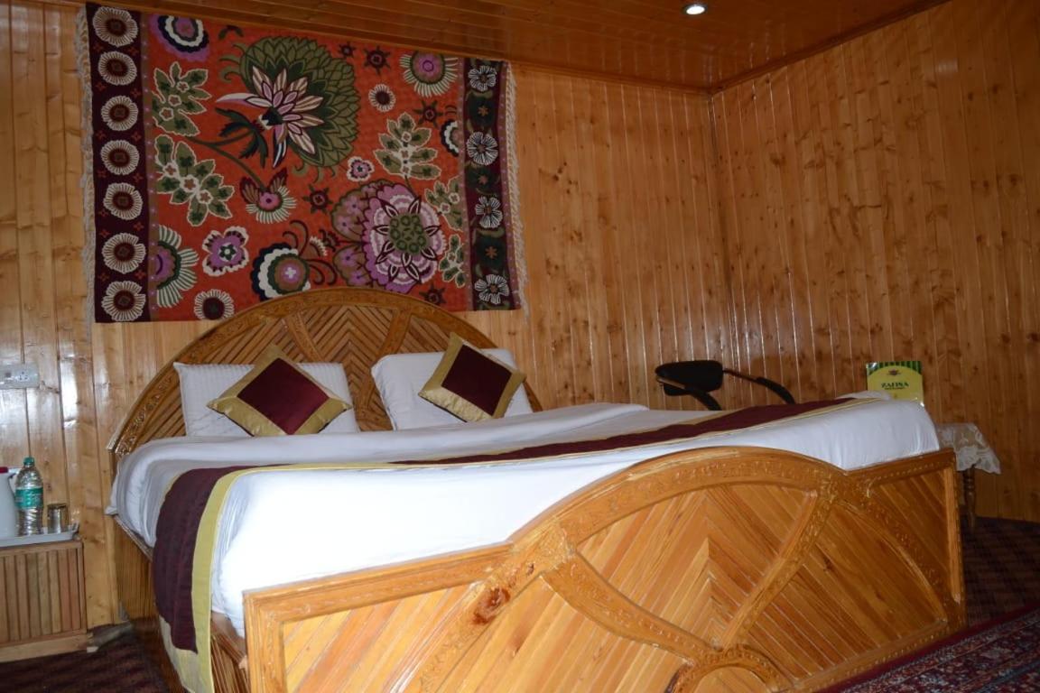 Floating Young Gulshan Houseboat Srīnagar Екстериор снимка