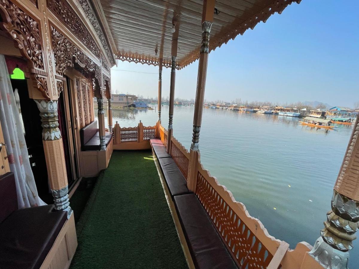 Floating Young Gulshan Houseboat Srīnagar Екстериор снимка