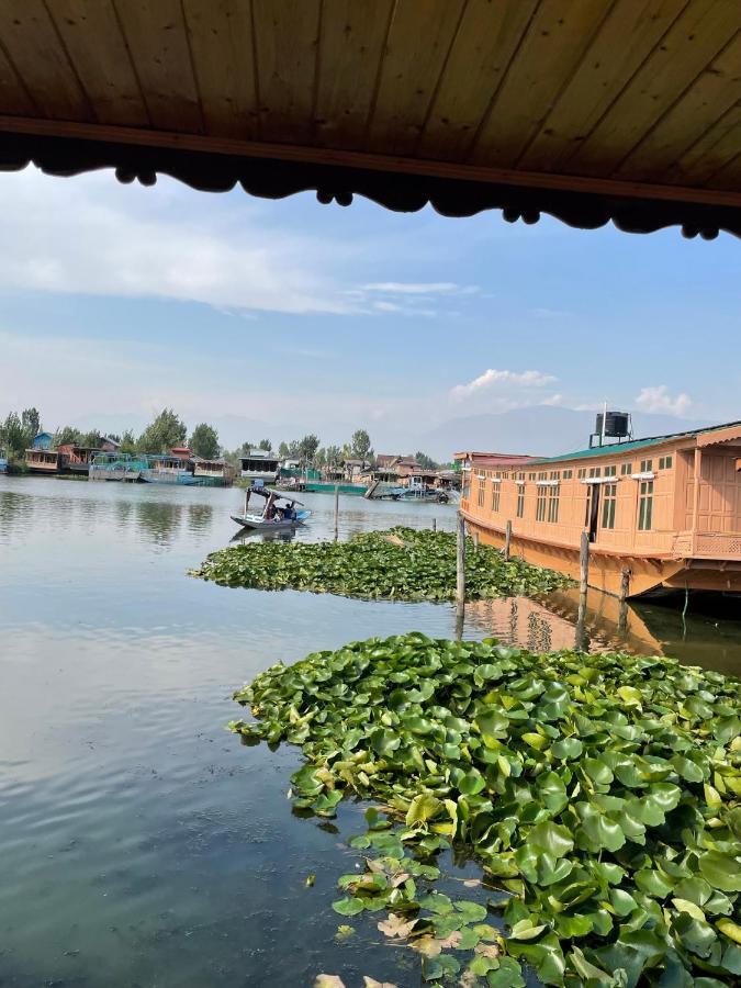 Floating Young Gulshan Houseboat Srīnagar Екстериор снимка