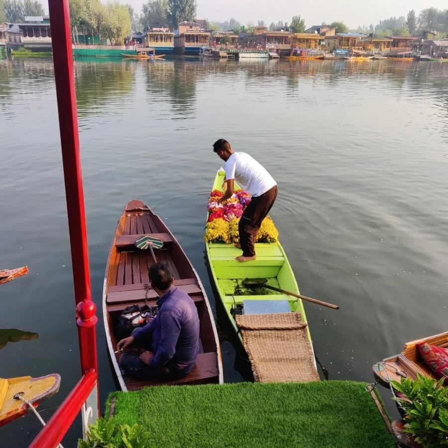 Floating Young Gulshan Houseboat Srīnagar Екстериор снимка